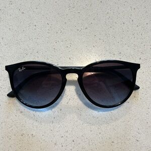 Black Women’s Erika Classic Ray-Ban sunglasses